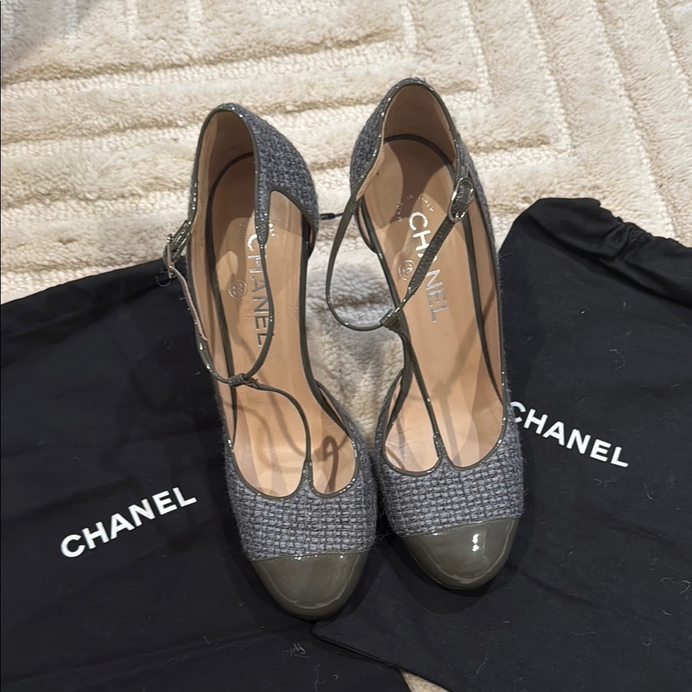 Chanel Tweed Grey Heel (NEW) never worn
